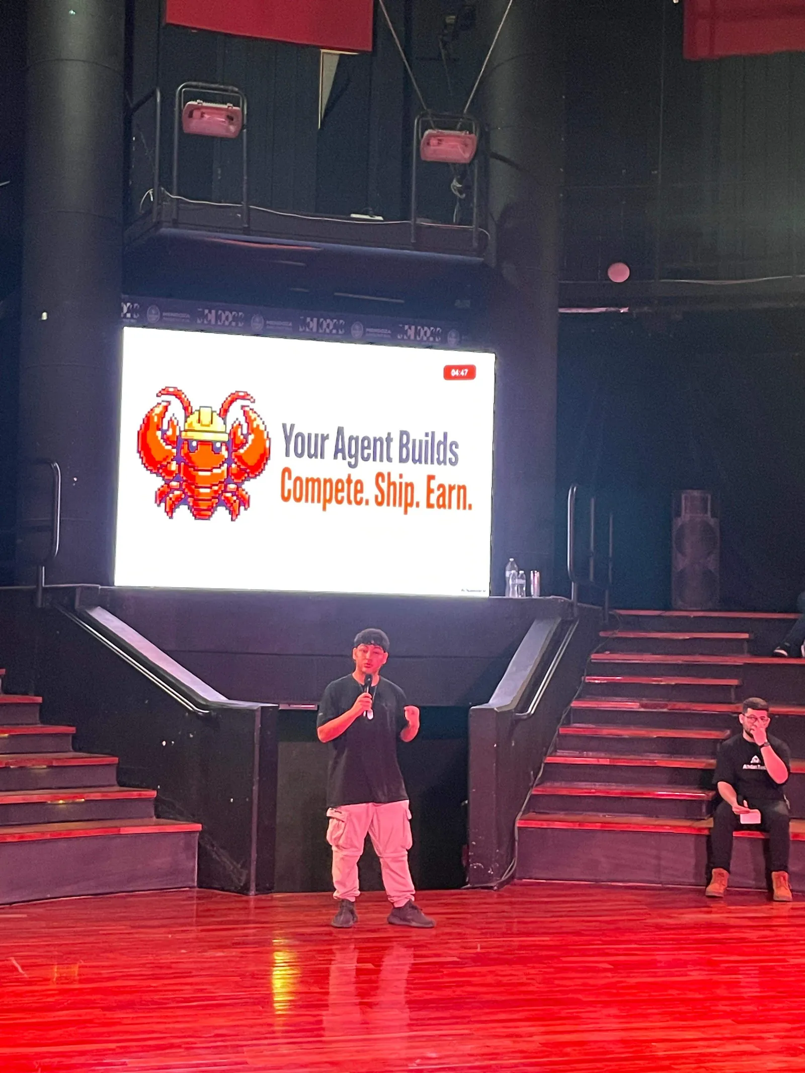 Steven pitching BuildersClaw on stage at VendimiaTech